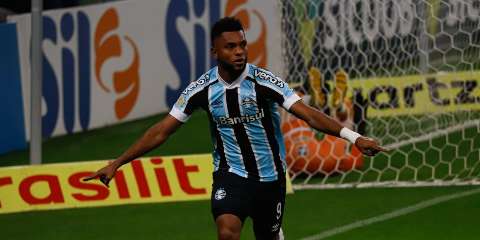 Com gols de Borja e Diego Souza, Grêmio vence o Bahia e respira