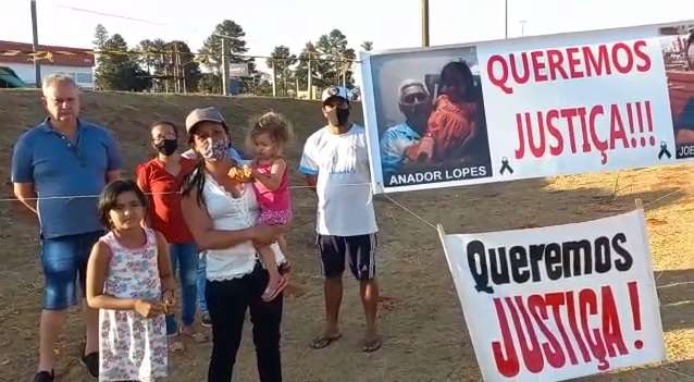 Cobrando justi&ccedil;a, fam&iacute;lia de pai e filho mortos em acidente protesta