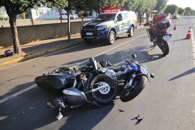 Em alta velocidade, motociclista sem CNH provoca acidente com 3 feridos