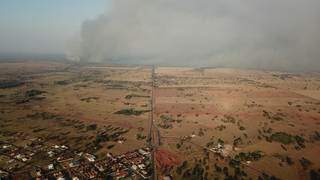 Já aqui é possível ver como ficou o céu de Brasilândia, onde área conhecida como Mini-Pantanal também foi atingida (Foto: Divulgação/PMB)