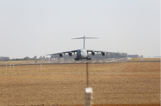 Curiosos aglomeraram em frente à Base munidos de binóculo, tereré e sombrinha Curiosos aglomeraram em frente à Base munidos de binóculo, tereré e sombrinha