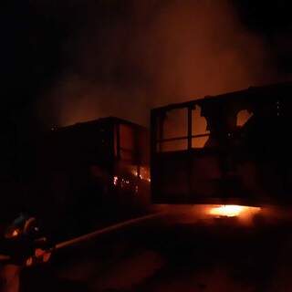 Carreta carregada com 38 toneladas de milho ficou destruída após incêndio. (Foto: Divulgação/Corpo de Bombeiros)