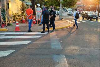 Equipes da Energisa e Polícia Civil no flagrante (Foto/Divulgação)