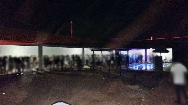 Festa clandestina com mais de 250 pessoas &eacute; encerrada e 5 s&atilde;o presos