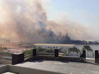 Incêndio na região do Porto Geral visto da área urbana de Corumbá nessa sexta-feira (Foto: Divulgação/PMC)