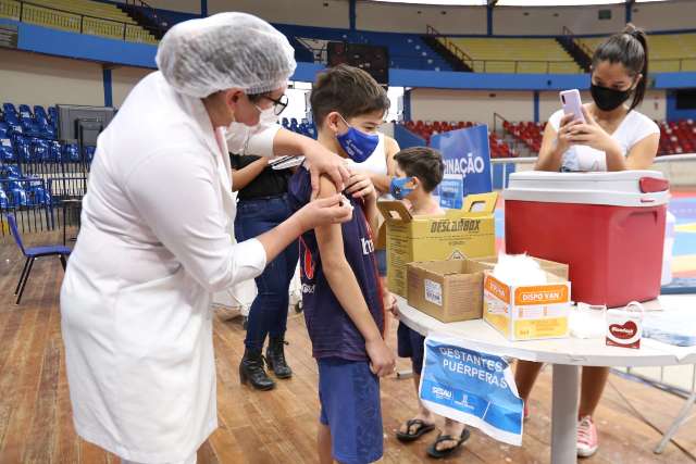 Chegada de vacina&ccedil;&atilde;o para adolescentes fecha &quot;ciclo familiar&quot; contra covid
