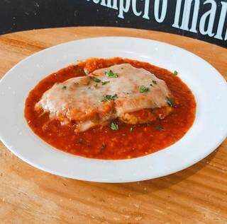 Bife a parmegiana, uma das opções do cardápio. (Foto: Reprodução/Redes Sociais)