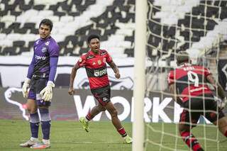 Lance da partida entre Flamengo e Ceará, na tarde deste domingo, na Arena Castelão. (Foto: Alexandre Vidal / CRF)