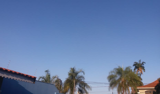 Amanhecer com céu azul de brigadeiro visto da região do Jardim do Estados (Foto: Viviane Oliveira)