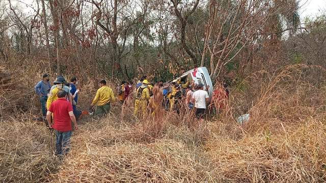 Professor da UFGD &eacute; socorrido em estado grave, ap&oacute;s carro capotar no Paraguai