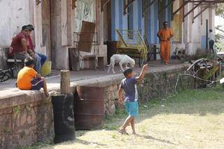 Moradores ao lado do antigo armazém da Noroeste do Brasil: uma vida pacata, em um lugar que parou no tempo.
