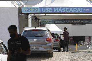 Fila da vacinação no drive-thru da Cassems, um dos pontos de aplicação na Capital. (Foto: Marcos Maluf/Arquivo)