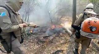 Militares do Corpo de Bombeiros realizando controle de incêndios no Pantanal. (Foto: Divulgação)