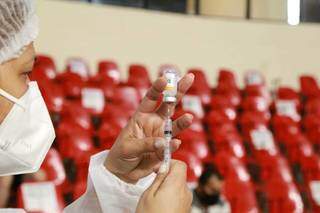 Profissional de saúde prepara dose de vacina para ser aplicada. (Foto: Kísie Ainoã)