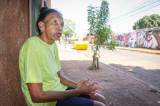 Dona Beth cuida do novo jardim recém feito em frente de casa. (Foto: Henrique Kawaminami)