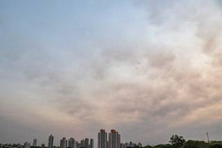 Vista do céu com algumas nuvens no Jardim São Bento, na Capital. (Foto: Henrique Kawaminami)