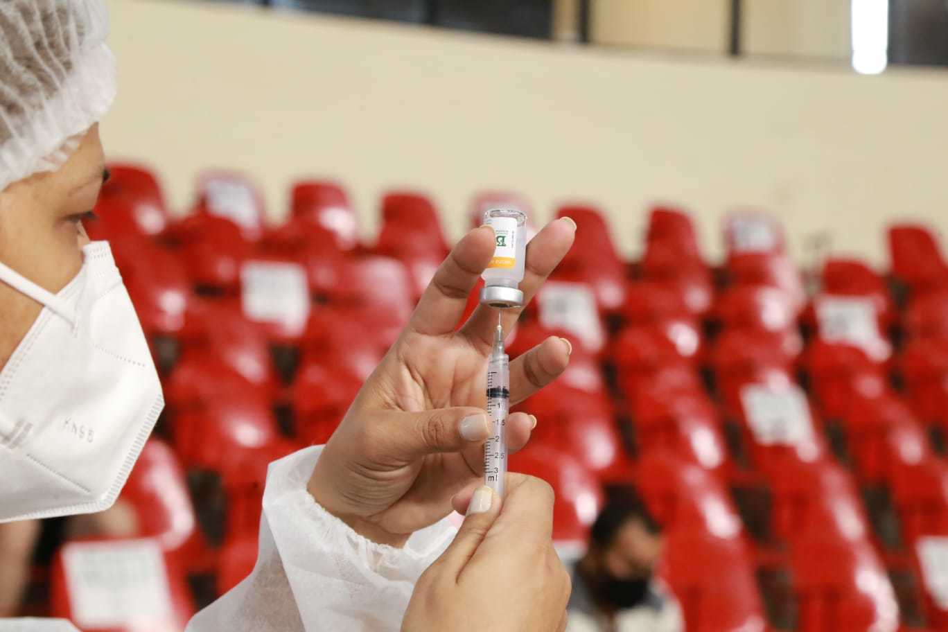 Profissional de saúde prepara dose de vacina para ser aplicada (Foto: Kísie Ainoã)