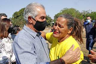 Natalina abraça o governador Reinaldo Azambuja em lágrimas.