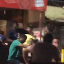 Policial de folga agride e aponta arma para mulher em bar lotado
