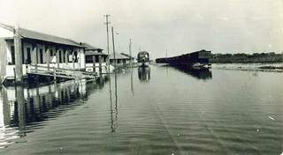 Antiga estação, de 1912: quando a cheia inundava a vila, os moradores procuravam refúgio nos vagões da Noroeste do Brasil. (Foto: Divulgação)