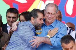 Presidente nacional do PDT, Calos Lupi abraça o pré-candidato a presidente do 2022, Ciro Gomes. (Foto: Divulgação)