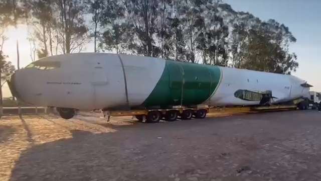 Avi&atilde;o que vai virar restaurante chama aten&ccedil;&atilde;o ao cruzar rodovias de MS