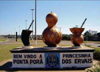 Monumentos que representam o tereré e chimarrão na cidade de Ponta Porã. (Foto: Jornal da Cidade/Arquivo)