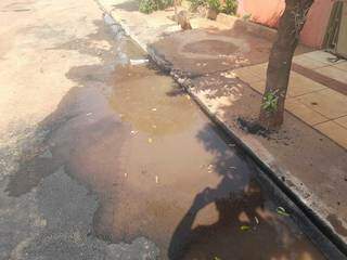 Leitor está há um dia com água empossada em frente de casa e reclama ao Campo Grande News (Foto Direto das Ruas)