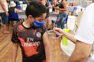 Erick Severino, de 12 anos, sendo imunizado contra covid-19 no Guanandizão. (Foto: Kísie Ainoã)
