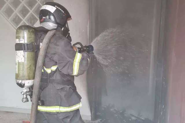 Pr&eacute;dio desativado pega fogo e suspeita &eacute; de inc&ecirc;ndio criminoso