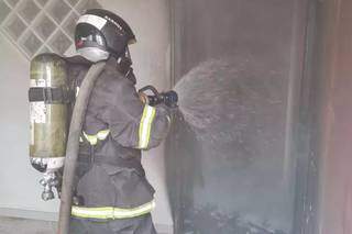 Bombeiro apaga fogo em cômodo de prédio abandonado. (Foto: Divulgação)
