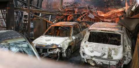 Funileiro e amigos fazem “vaquinha” para pagar carros queimados em incêndio