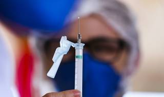 Profissional de saúde exibe injeção de vacina contra covid-19 (Foto: Agência Brasil)