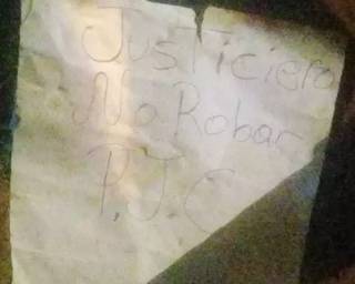 Foto do cartaz deixado pelos atiradores com os dizeres &#34;Justiciero No Robar P.J.C.&#34;