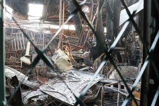 Quatro carros estavam na funilaria da Vila Piratininga e ficaram destruídos. (Foto: Henrique Kawaminami)