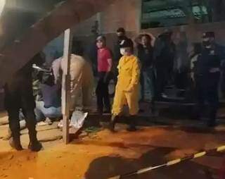 Polícia paraguaia fazendo os primeiros levantamentos no local onde ocorreu o crime