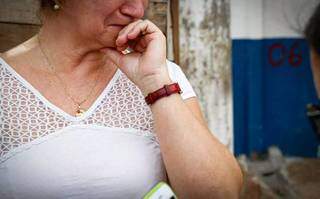 Ramona de Souza, 53 anos, chora ao lembrar do horror vivido pela irmã (Foto: Henrique Kawaminami/Arquivo)