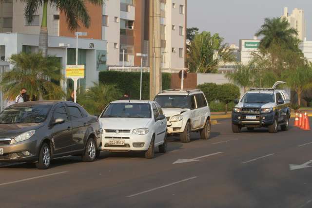 Motorista se distrai e bate em carros estacionados na Mato Grosso 