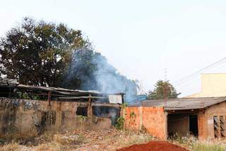 Na casa de Jovelina, paredes ficaram rachadas por causa do fogo. (Foto: Henrique Kawaminami)