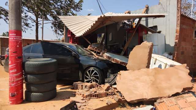 Motorista foge por 8 km, perde controle de carro e acerta frente de comércio