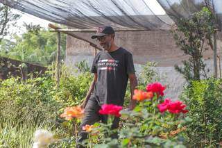 Ademir cuidando das plantas na Floricultura Pimenta Verde. (Foto: Marcos Maluf)