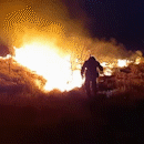 Mesmo à noite, 18 bombeiros seguem combate a incêndios em Porto Murtinho