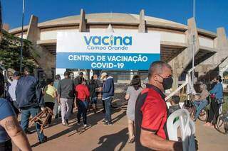 Um dos pontos de imunização contra a covid-19 foi instalado no Guanandizão, em Campo Grande. (Foto: Marcos Maluf/Arquivo)