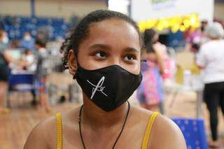 Isabela de Souza Scarpellini, de 12 anos, diz que estava empolgada para imunização. (Foto: Kísie Ainoã)