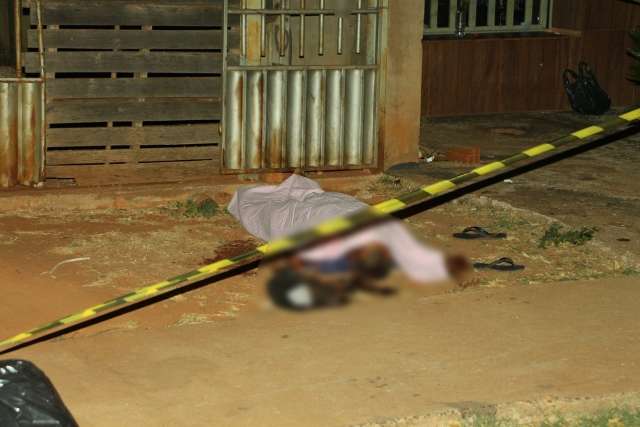 Homem &eacute; encontrado morto em cal&ccedil;ada com tiro na cabe&ccedil;a