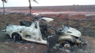 Carro ficou completamente destruído pelas chamas. (Foto: Jornal da Nova)