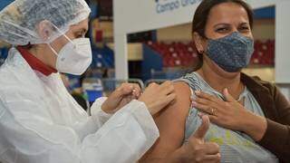 Mulher é vacinada no posto montado no ginásio Guanandizão. (Foto: PMCG)