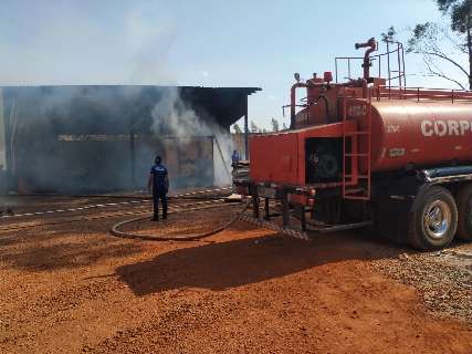 Bombeiros usaram 100 mil litros de água para conter fogo no depósito da Funada