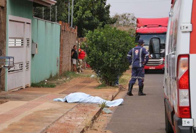 Homem &eacute; morto a tiros, mulher some e pol&iacute;cia procura por dupla