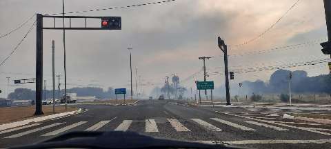 Mais um: incêndio atinge vegetação e fumaça impede visão na Duque de Caxias